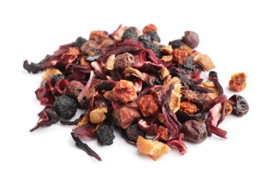 Beyaz arka planda meyveli kuru amber çayı