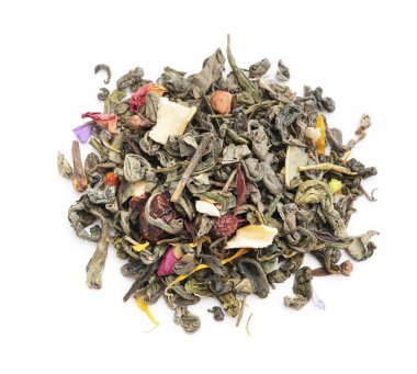 Beyaz arka planda kuru meyve çayı