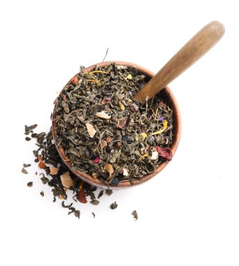 Beyaz arka planda kuru meyve çayı ile kase