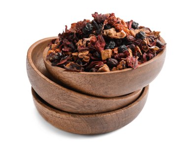 Beyaz zemin üzerinde kuru meyve çayı olan kaseler