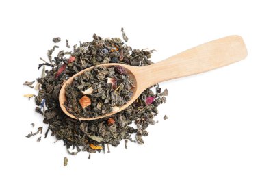 Beyaz arka planda kuru meyve çayı ile kaşık