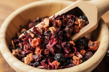 Kuru meyve çayıyla kepçe