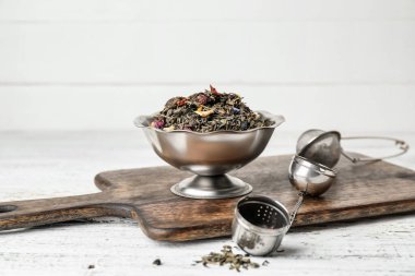 Ahşap zemin üzerinde kuru meyve çayı ile kase