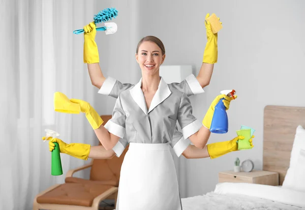 Retrato Bela Camareira Com Muito Trabalho Para Fazer Quarto Hotel — Fotografia de Stock