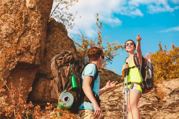 Couple Young Tourists Mountains — Stock Photo, Image