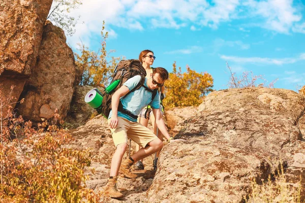 Couple Young Tourists Mountains — Stock Photo, Image