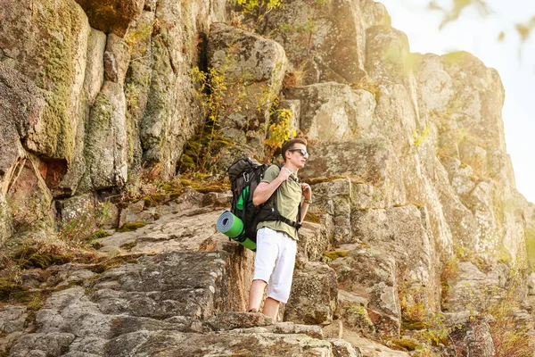 Jovem Turista Masculino Nas Montanhas — Fotografia de Stock