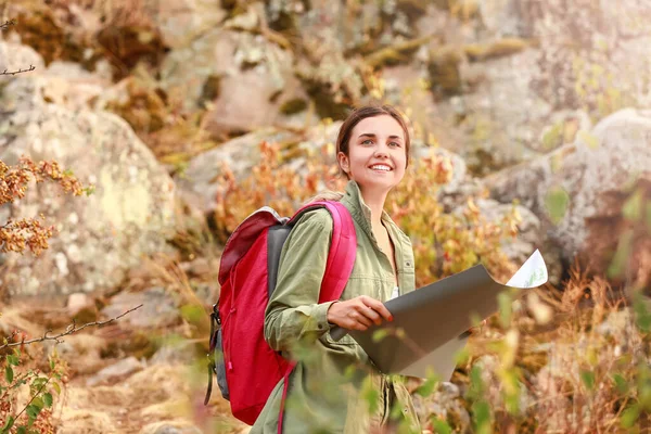 Young Female Tourist Map Mountains — Stock Photo, Image