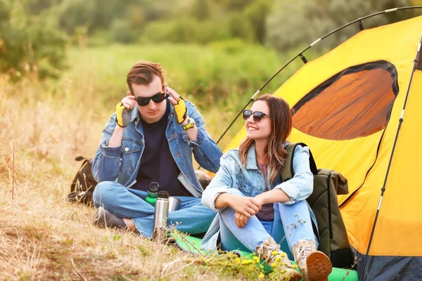 Coppia Giovani Turisti Vicino Tenda Campagna — Foto Stock