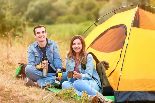 Coppia Giovani Turisti Vicino Tenda Campagna — Foto Stock