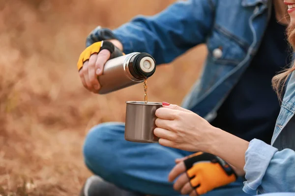 Couple Young Tourists Drinking Tea Countryside — Stock Photo, Image