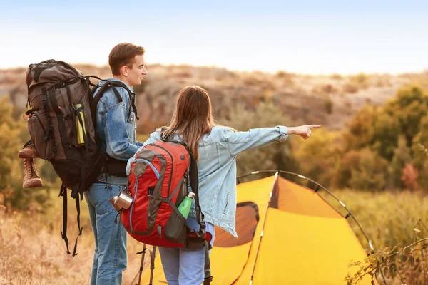 Pareja Jóvenes Turistas Cerca Tienda Campo — Foto de Stock