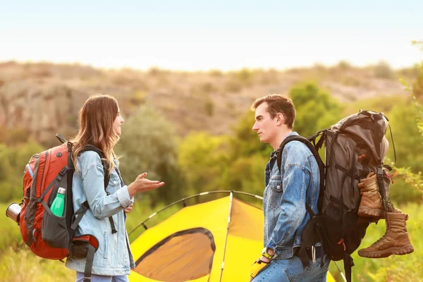田舎のテント近くの若い観光客のカップル — ストック写真