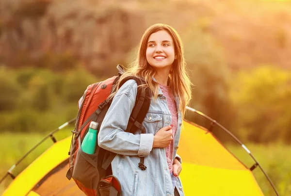 Young Female Tourist Tent Countryside — Stock Photo, Image