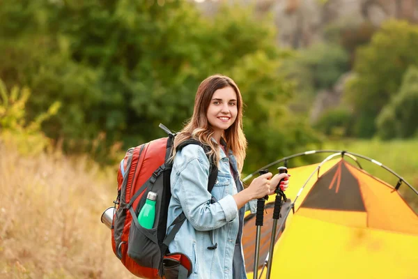 田舎のテント近くの若い女性観光客 — ストック写真