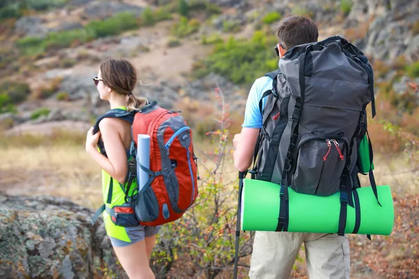 Couple Young Tourists Mountains — Stock Photo, Image