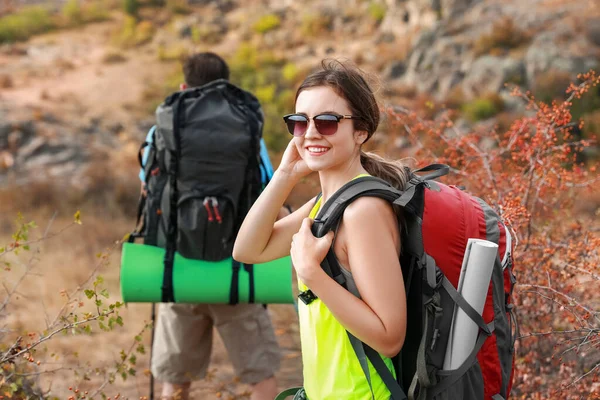 Couple Young Tourists Mountains — Stock Photo, Image