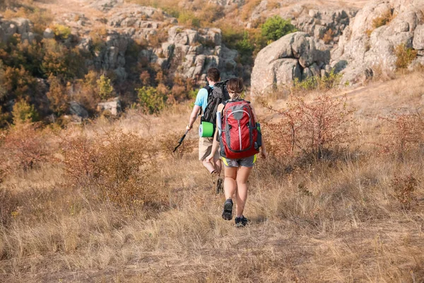 Casal Jovens Turistas Nas Montanhas — Fotografia de Stock