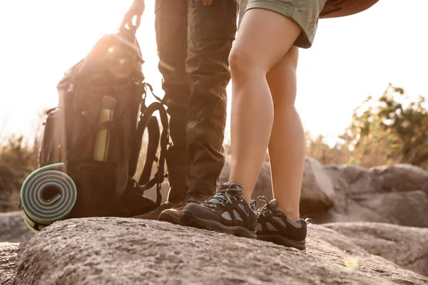 Casal Jovens Turistas Campo — Fotografia de Stock