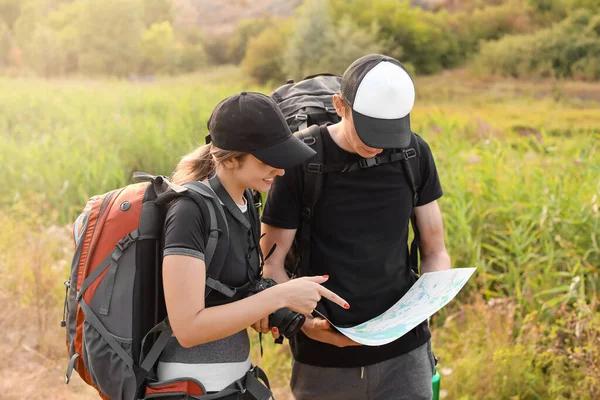 Couple Young Tourists Map Countryside — Stock Photo, Image