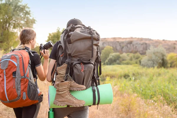 Kırsalda Bir Çift Genç Turist — Stok fotoğraf