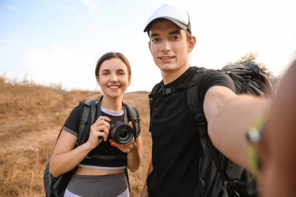 Néhány Fiatal Turista Szelfit Készít Vidéken — Stock Fotó