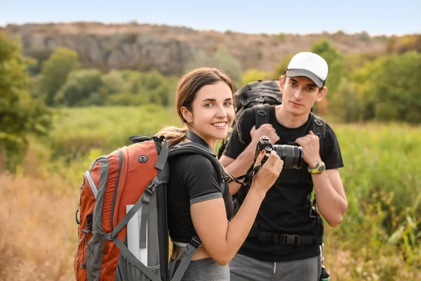 Couple Young Tourists Countryside — Stock Photo, Image