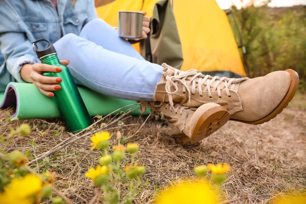 Young Female Tourist Sitting Tent Countryside — Stock Photo, Image