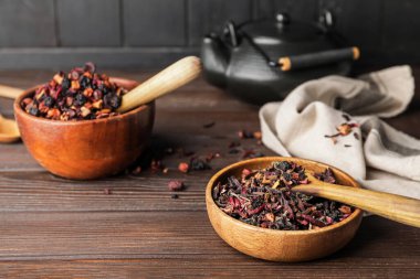 Ahşap zemin üzerinde kuru meyve çayı ile kase