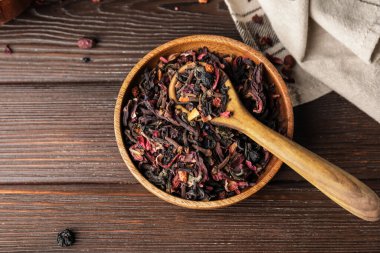 Ahşap zemin üzerinde kuru meyve çayı ile kase