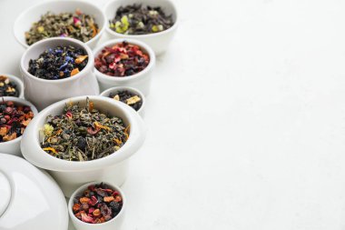 Hafif arkaplanda kuru meyve çayı ile kompozisyon