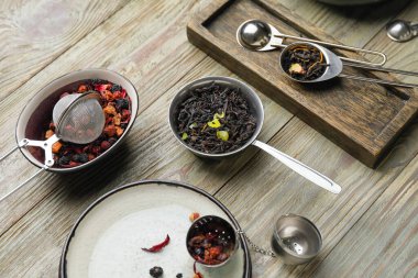 Ahşap zemin üzerinde kuru meyve çayı ile kompozisyon