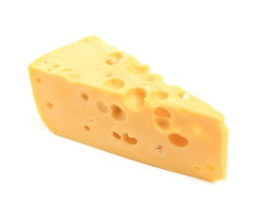 Beyaz arkaplanda lezzetli bir peynir parçası