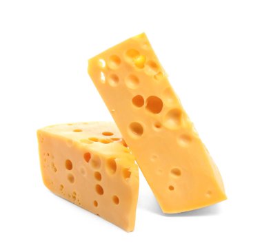 Beyaz arka planda lezzetli peynir parçaları
