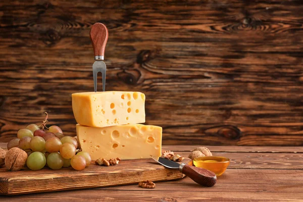 Composition Pieces Tasty Cheese Grapes Wooden Background — Stock Photo, Image