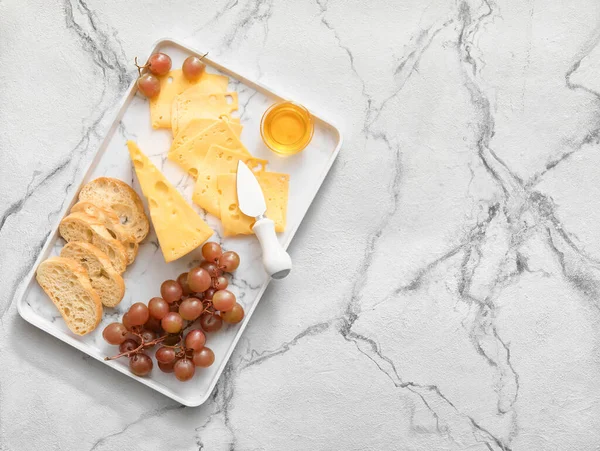 Composição Com Pedaços Queijo Saboroso Com Uvas Fundo Claro — Fotografia de Stock