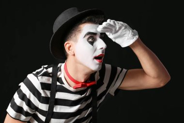 Koyu arkaplanda erkek pandomimisti