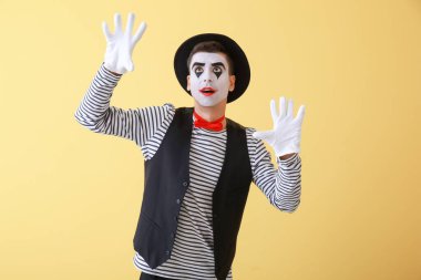 Renk arkaplanında erkek pandomimist