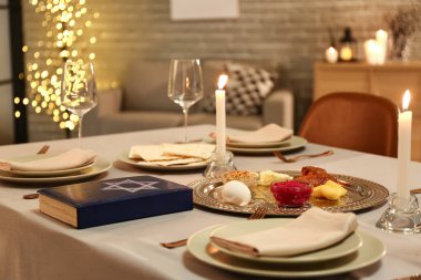 Hamursuz Bayramı için servis edilen masa (Pesach)