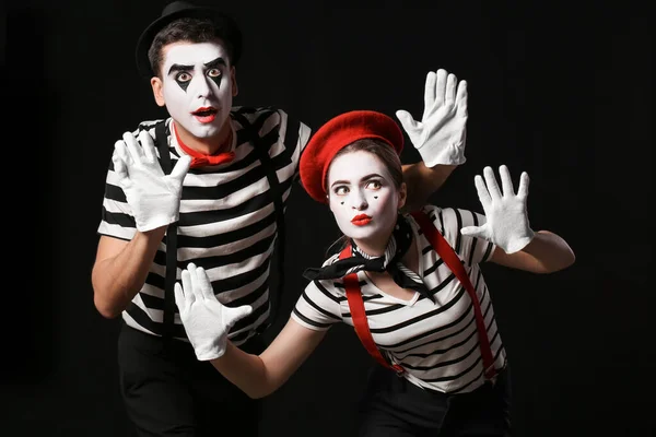 Manliga Och Kvinnliga Pantomimister Mörk Bakgrund — Stockfoto