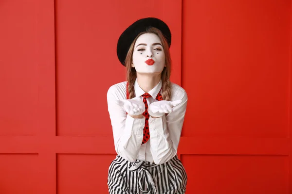 Female Pantomimist Blowing Kiss Color Background — Stock Photo, Image