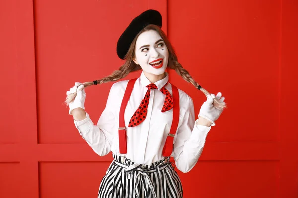 Weibliche Pantomistin Auf Farbigem Hintergrund — Stockfoto