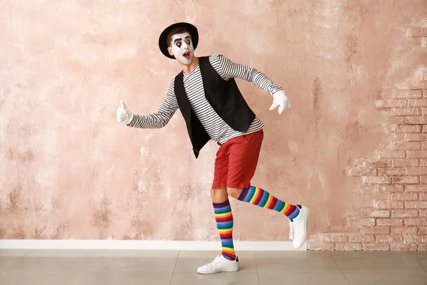 Pantomimista Masculino Sobre Fondo Color — Foto de Stock