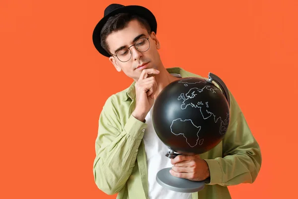 Man Toerist Met Globe Kleur Achtergrond — Stockfoto