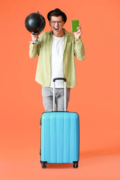 Stressed Male Tourist Globe Luggage Color Background — Stock Photo, Image