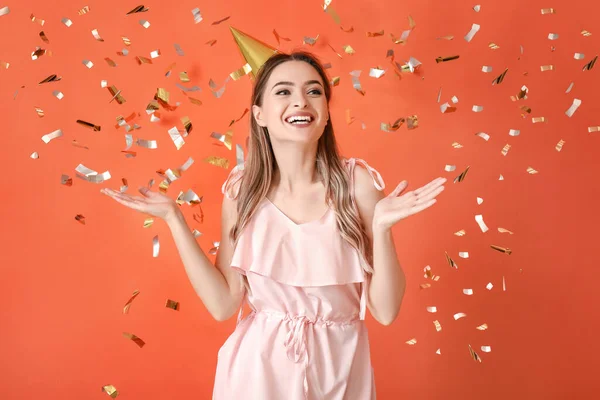 Glückliche Junge Frau Feiert Geburtstag Auf Farbigem Hintergrund — Stockfoto