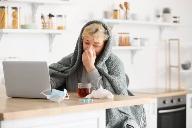 Hasta genç adam evde çalışıyor.