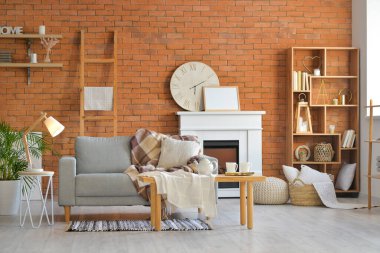 Şöminesi, masası ve kanepesi olan bir oturma odası.