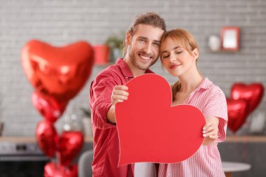 Sevgililer Günü 'nü evde kutlayan genç çift.