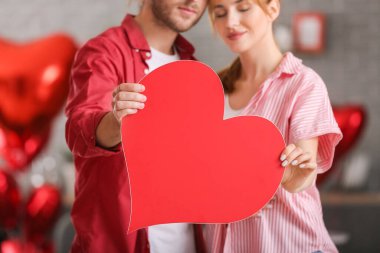 Sevgililer Günü 'nü evde kutlayan genç çift.